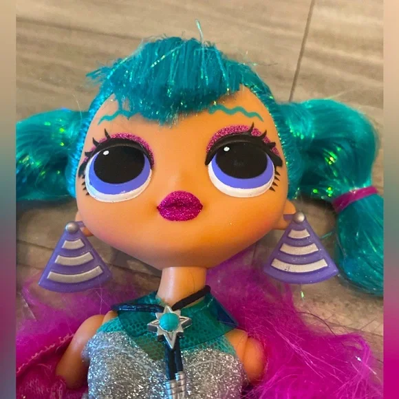 (1x) L.O.L Surpise OMG Winter Disco Doll Cosmic Queen Doll - Picture 3 of 16